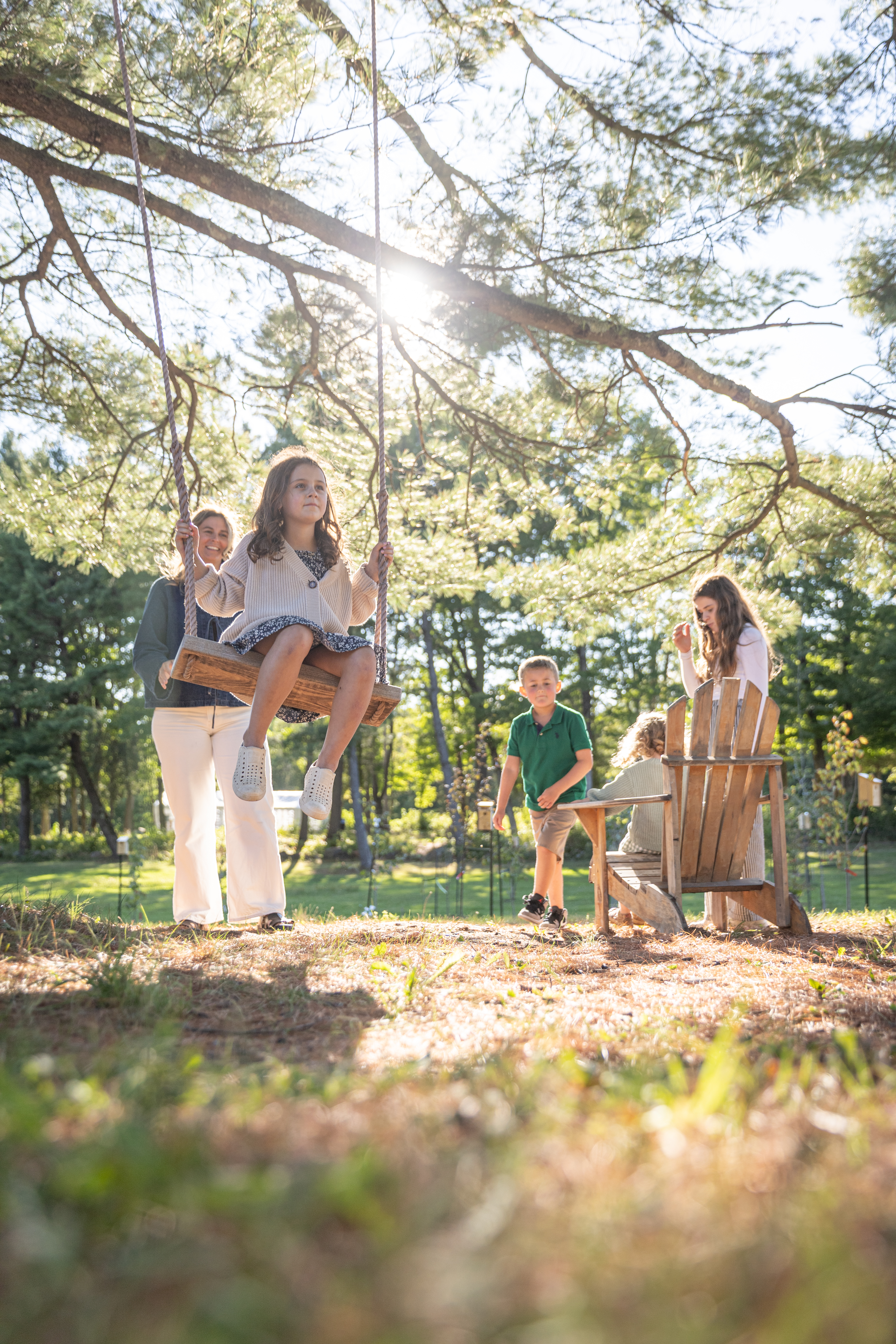 Famille dans la forêt, lumière tamisée entre les arbres